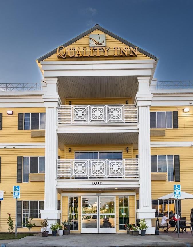 Quality Inn & Suites Tulare Exterior foto